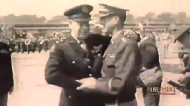 同是曾向日本投降的高级将领，珀西瓦尔处境尴尬，温莱特却被奉为英雄