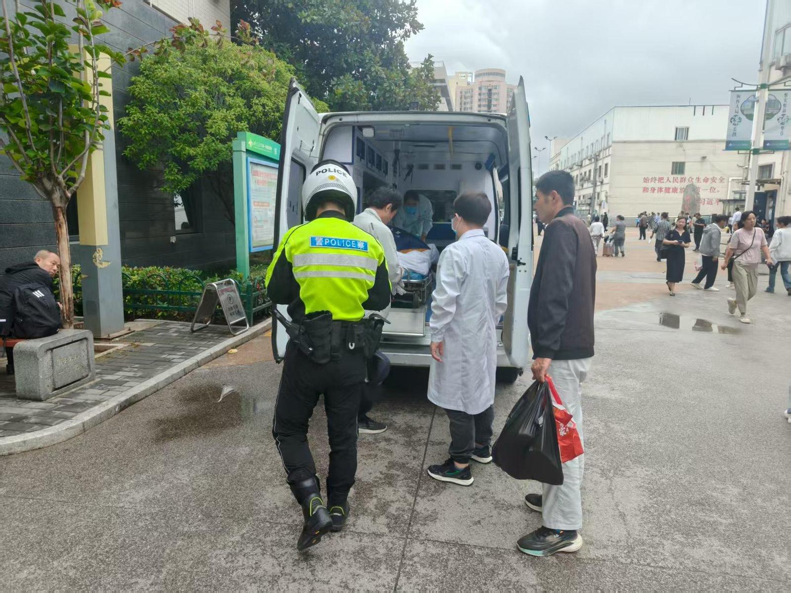 患者楊女士在西安交警護送下,6分鐘到達交大一附院。交警供圖
