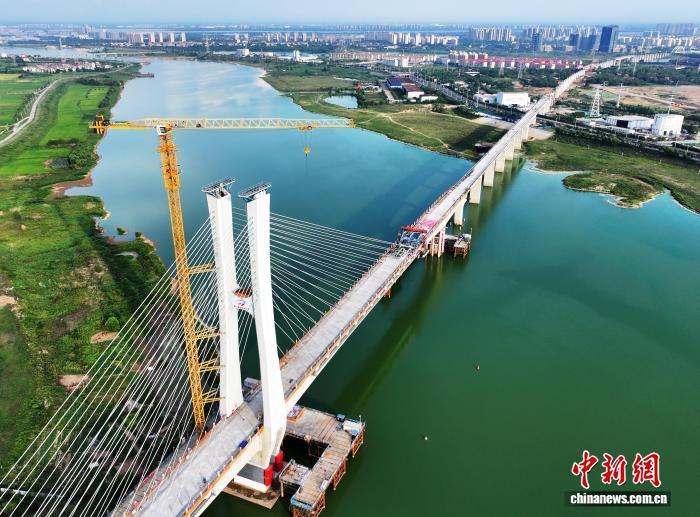 图为正在建设中的昌九高铁南昌扬子洲赣江公铁大桥跨赣江南支主桥。胡国林 摄