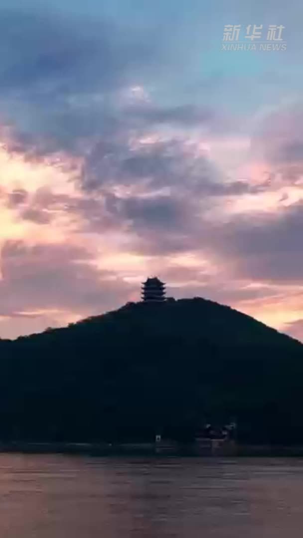 晨光初露：秋日美景如水墨丹青画