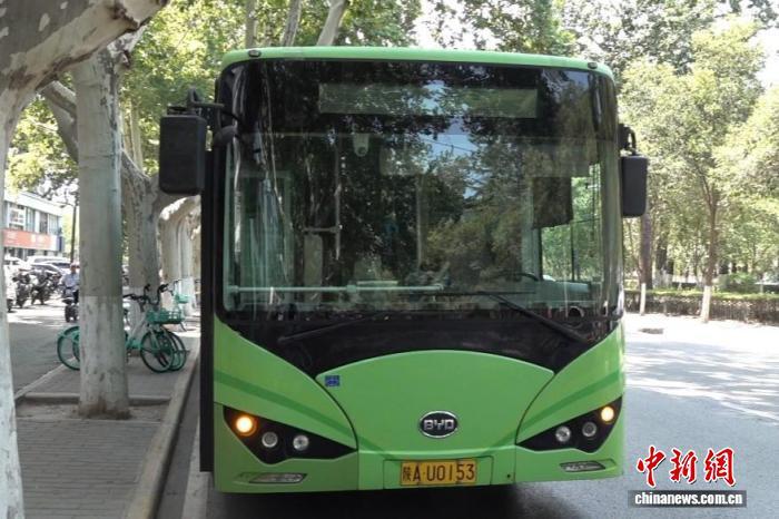 图为公交车辆参与物流运输。　梅镱泷 摄