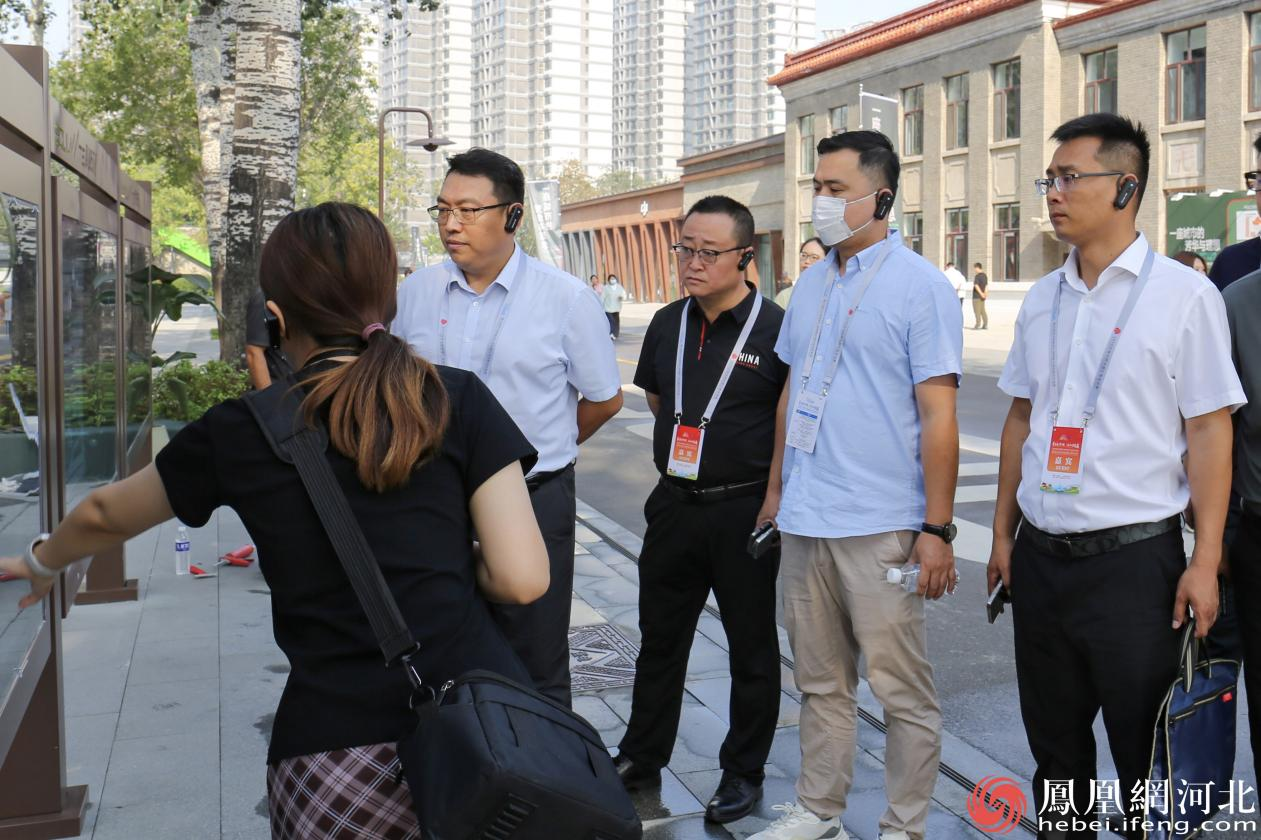 参观过程中，企业家们沉浸式了解纺织厂的历史和新生 李卓然摄