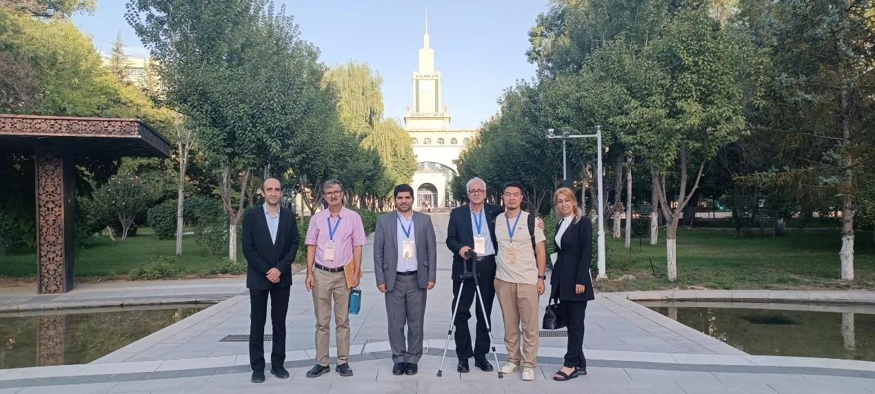 任泽林（左一）参加会议留影