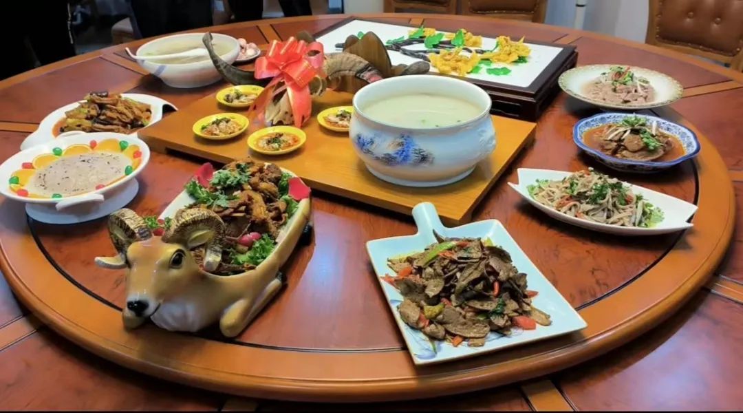 羊十道，即十道菜、十种花样、十种风味。