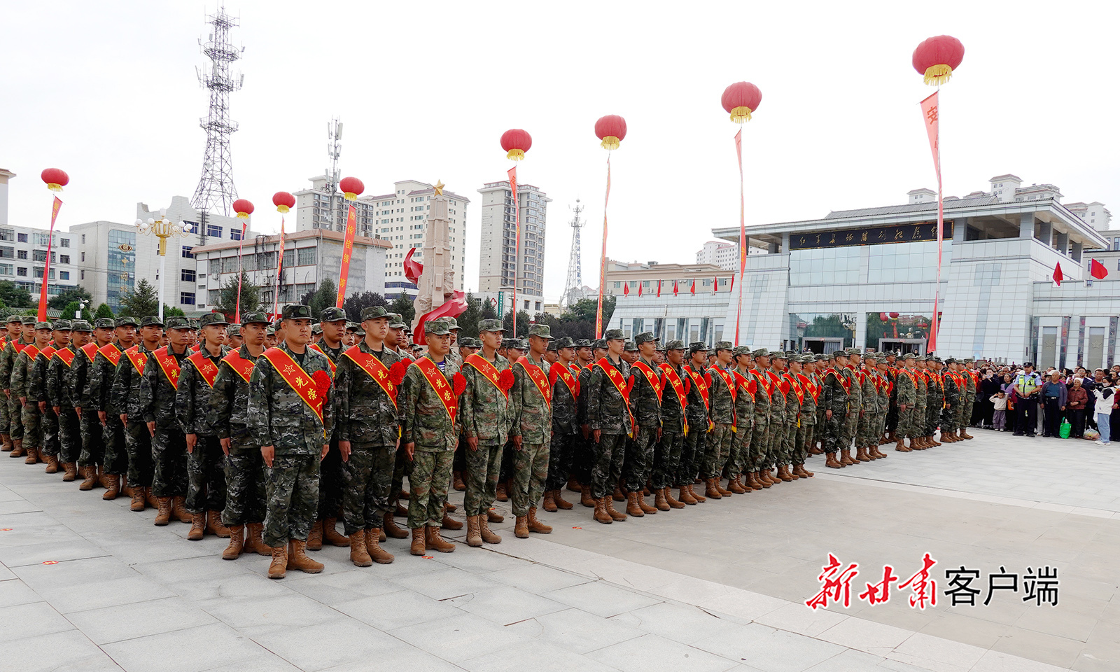 甘肃白银新兵踏上保家卫国新征程