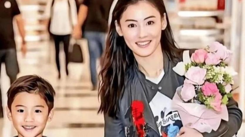 张柏芝三胎儿子公开现身，父子俩笑得灿烂，生父是谁？封面图