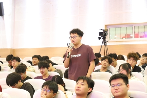 互动交流环节学生提问