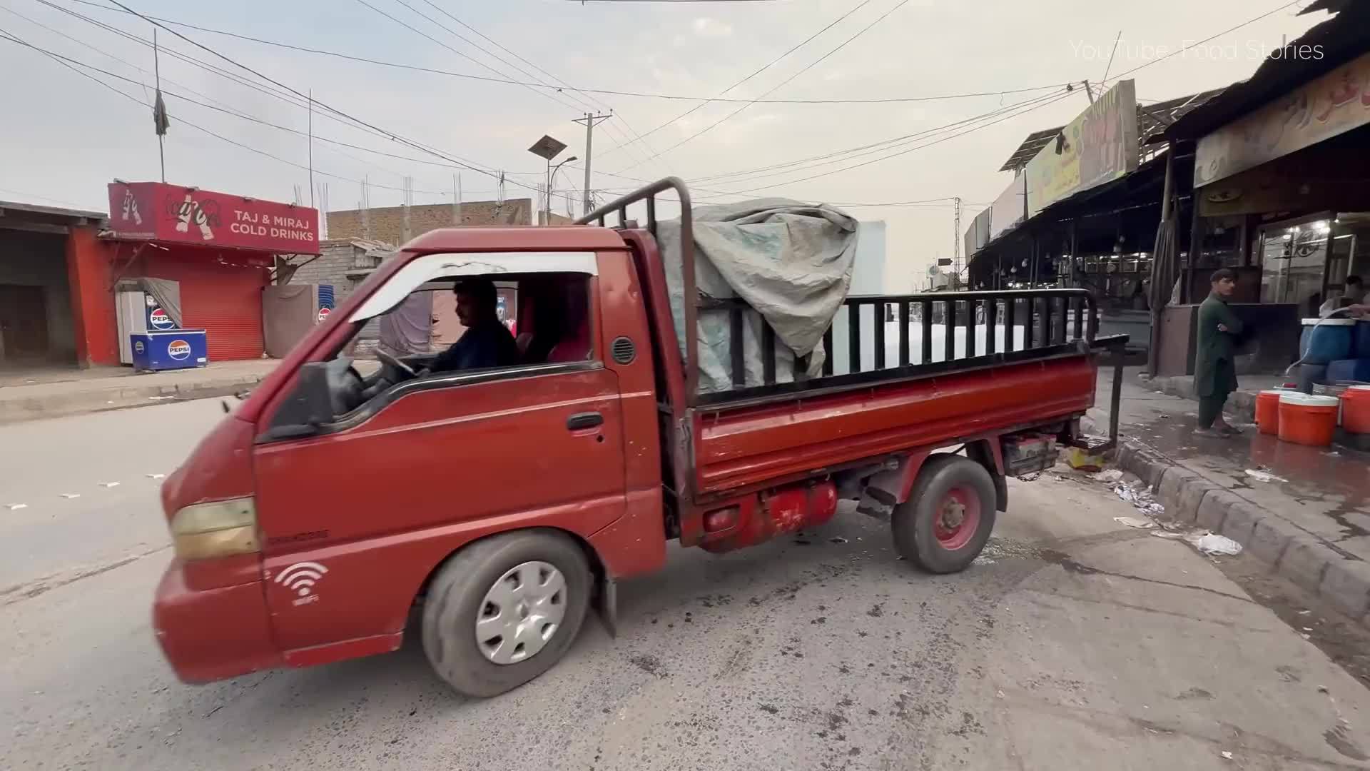 阿富汗炖肉，600公斤的炖肉两个小时抢光，吃货挤破头都要抢