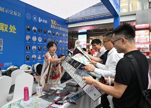 9月19日，2025重庆秋季房地产暨家居展示交易会线下展会在江北区观音桥步行街开幕。图为，展会推出购房地图。 记者 罗斌 摄