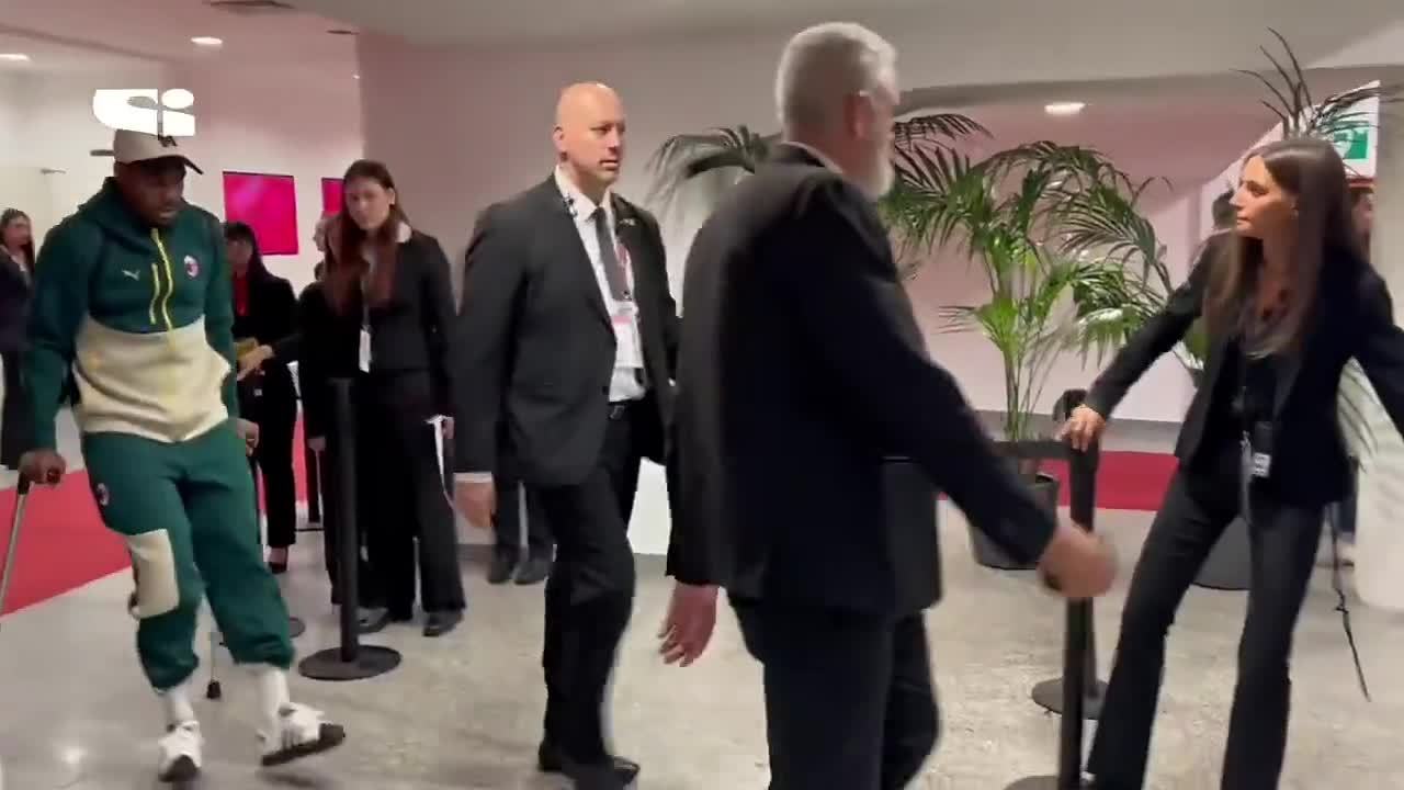 看起来很不妙，迈尼昂对阵博洛尼亚伤退后拄拐离开球场