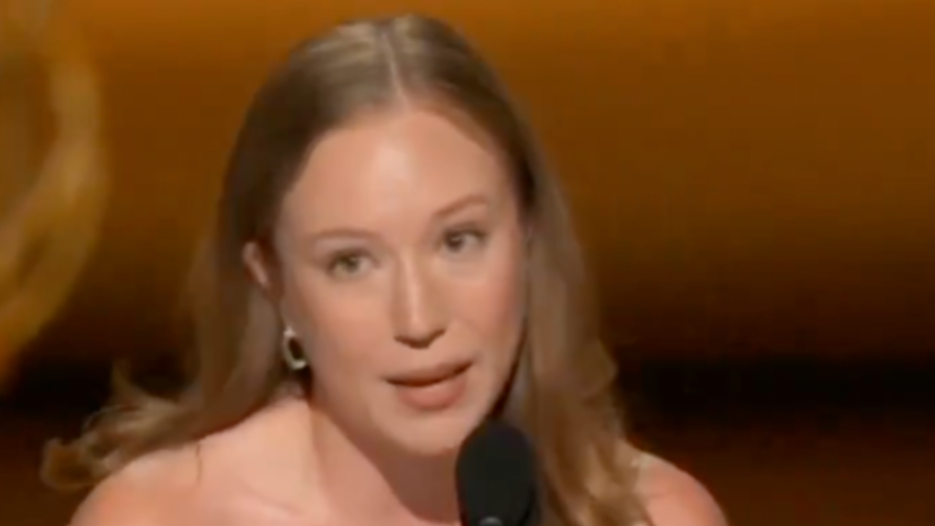 美国犹太裔女演员首获艾美奖，发表获奖感言时爆粗口“去他*的移民局，解放巴勒斯坦”