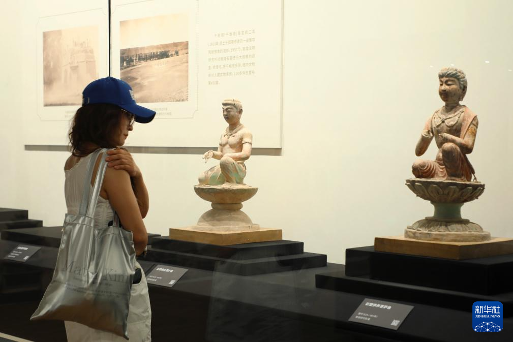 9月14日，观众在甘肃简牍博物馆参观“东方微笑　跨越千年——佛教造像艺术展”。新华社记者　张智敏　摄