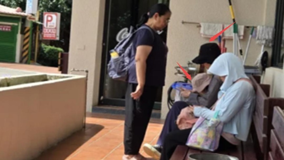 郭碧婷带女儿买鱼，打扮土气，坐长椅上休息，保姆站身前给挡阳光封面图