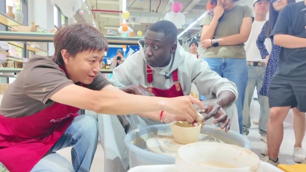 国际网红“无语哥”空降江西 对陶瓷有浓厚的兴趣