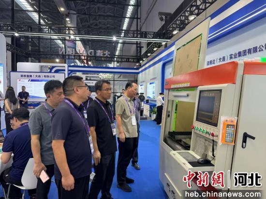 图为鸡泽县代表团正在参观南宁国际会展中心。 贾茜苛 摄