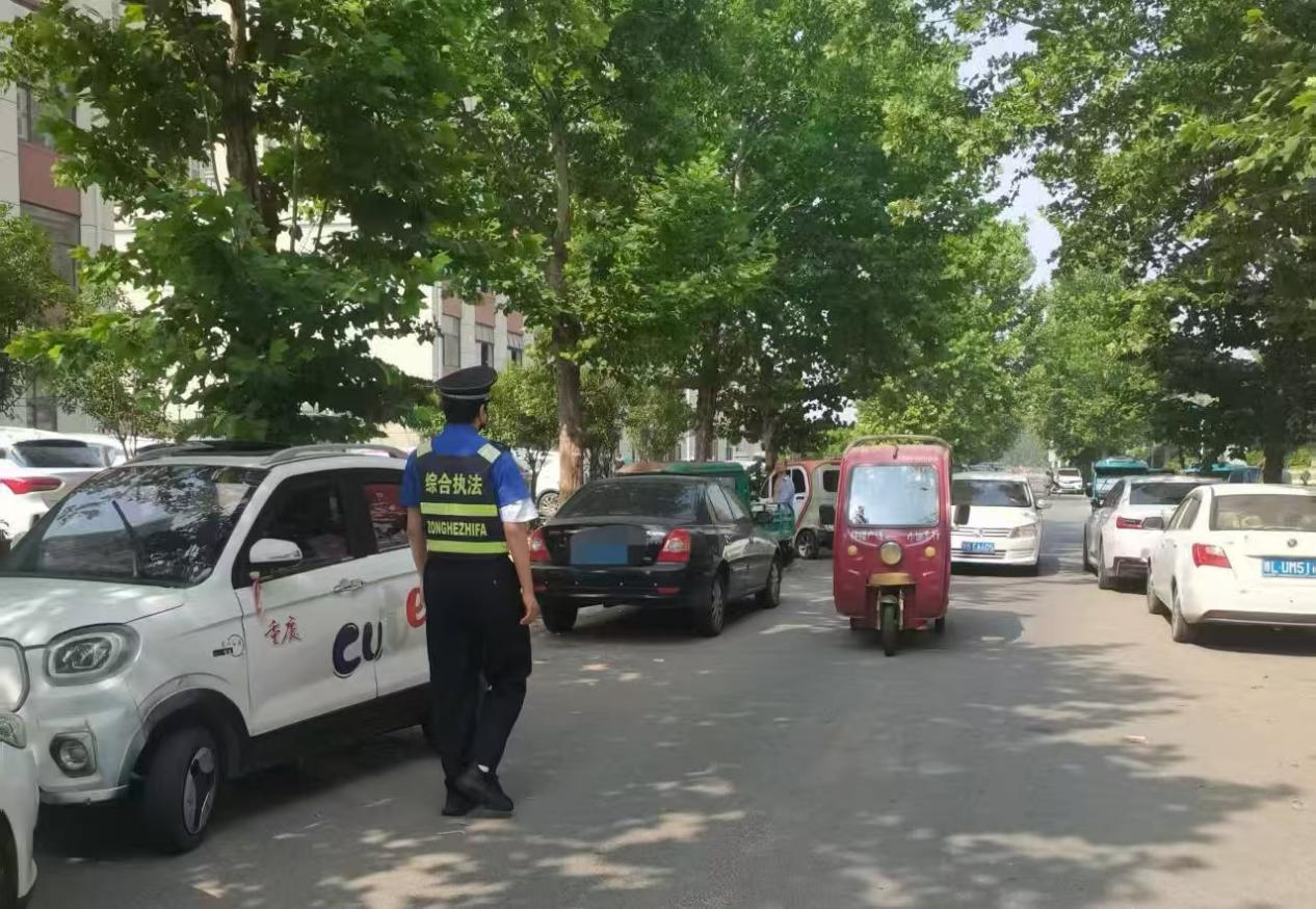 执法人员巡查丰产路的车辆拥堵原因