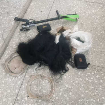 (在赖某某家中现场查获的非法狩猎工具)