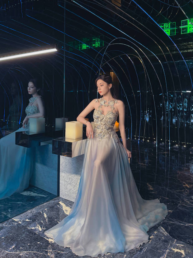 迪丽热巴身姿曼妙，曲线迷人。