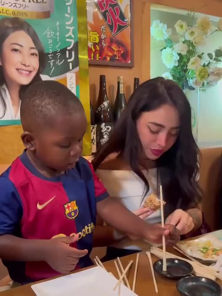 秀恩爱，亚马尔晒与女友亲密合照，这张照片也是他的手机屏保