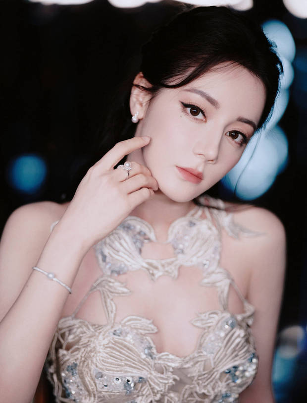 迪丽热巴的五官非常漂亮，女神范儿十足。