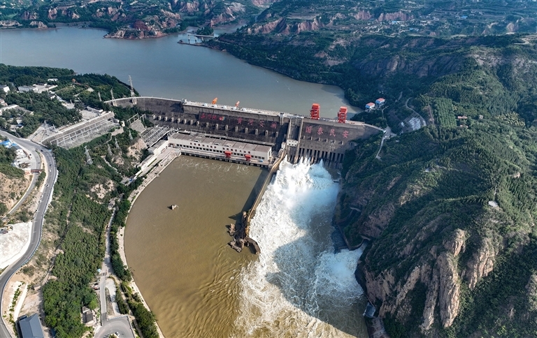 图⑥ 三门峡水利枢纽进行调水调沙运用。 梁倩瑶 摄