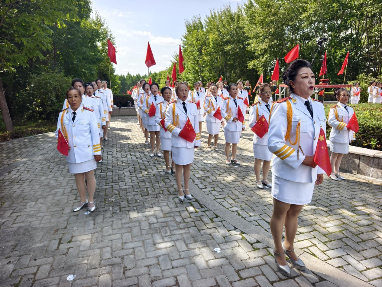 （现场齐唱中华人民共和国国歌）