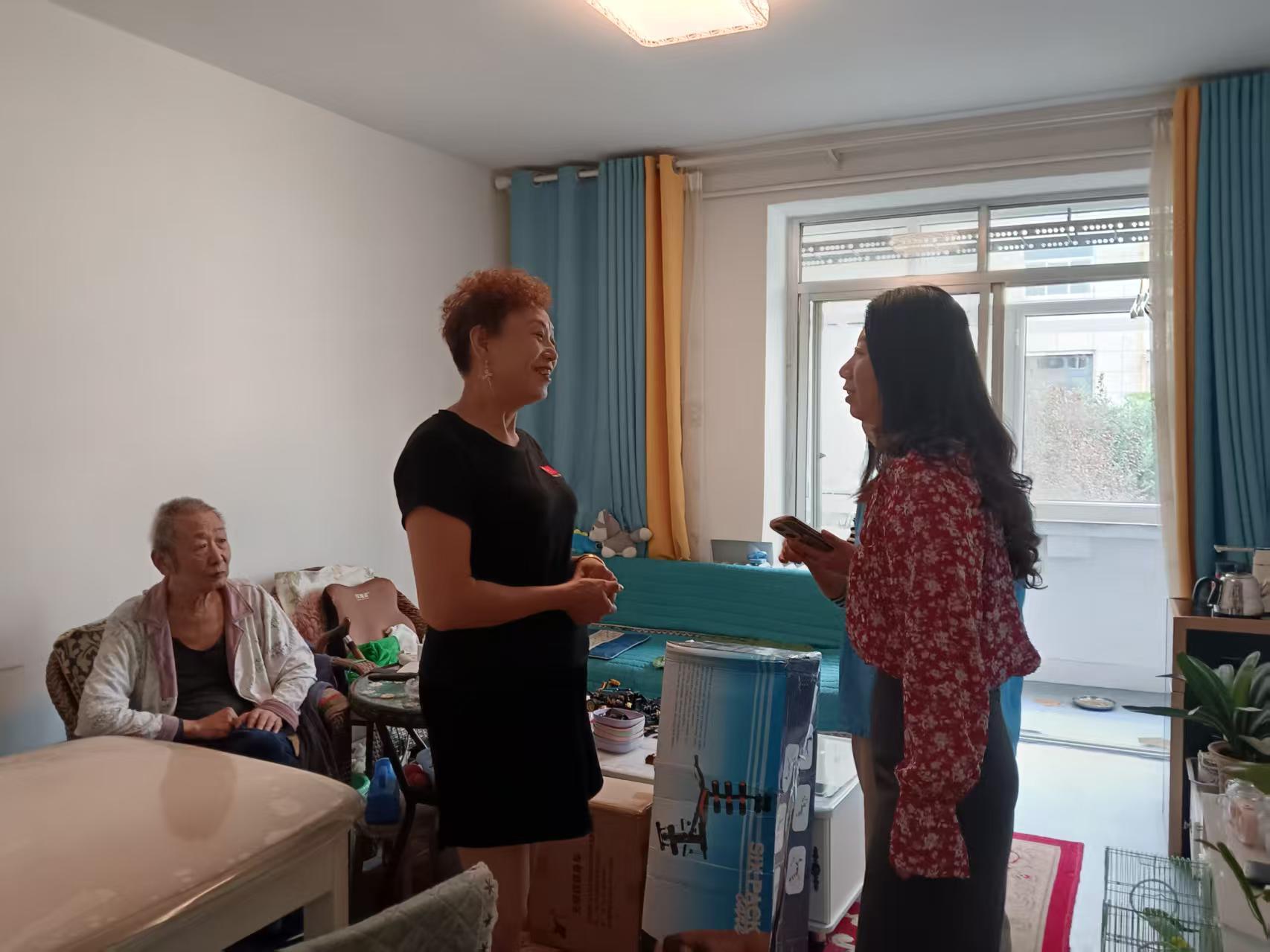 第五段之后 社区负责人为残疾人发放健身器材.jpg