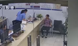 雨夜中的溫暖瞬間:執(zhí)法隊員為老人撐起一把“暖心傘”