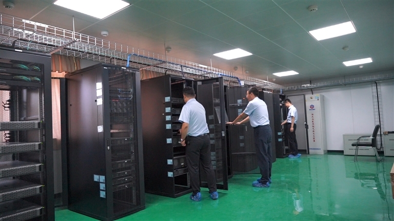 图⑤ 三门峡水利枢纽网信人员在机房核对参数。 赵帅 摄