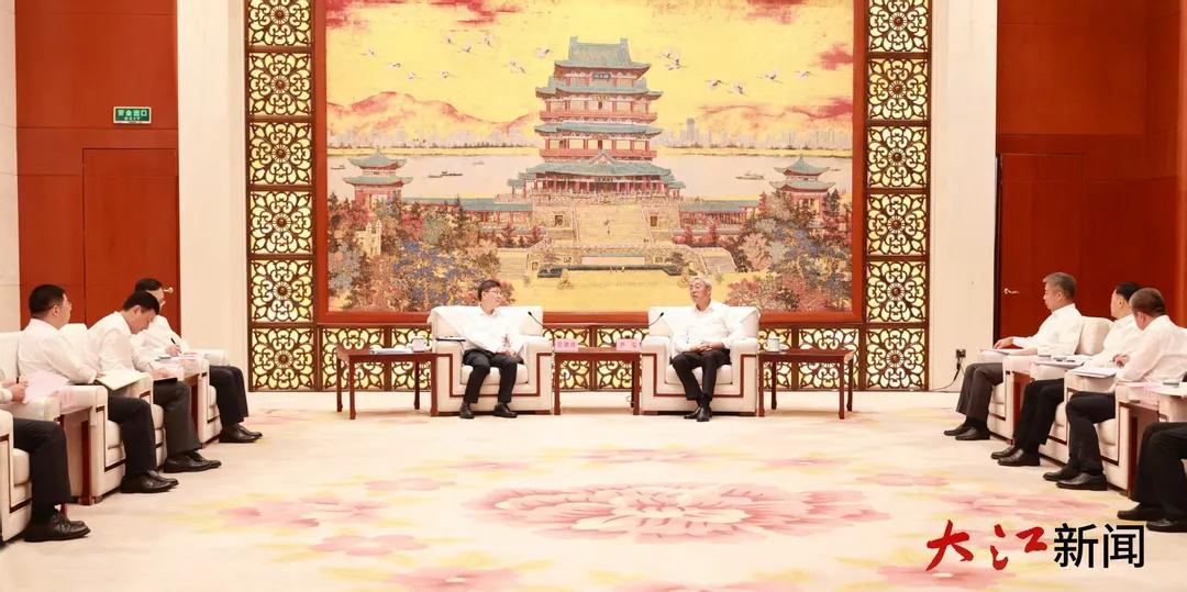 尹弘会见交通银行董事长任德奇一行