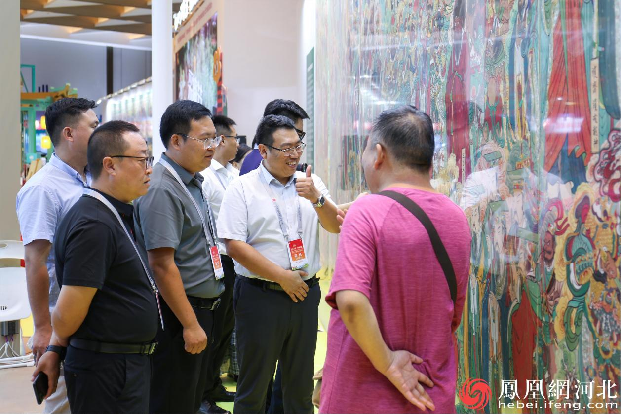 企业家代表们考察“你好，石家庄”国际旅游推广展 李卓然摄
