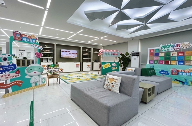 图：中国人寿寿险天津市分公司柜面“消保能量加油站”服务现场