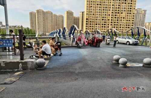 市民移动石墩让机动车驶入(受访居民供图)