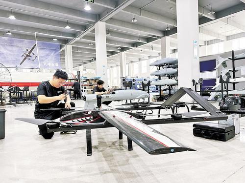 9月12日,在天峋航空科技(保定)有限公司总装车间,工作人员在对垂直起降固定翼无人机进行总装联调。本报记者 徐 华摄