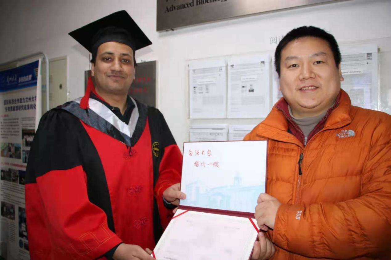 马利克（左一）博士毕业与李祥锴教授（右一）合影