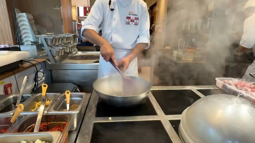 这是西贝直播现炒现做的画面，怎么跟我想象的不一样？油盐酱醋呢