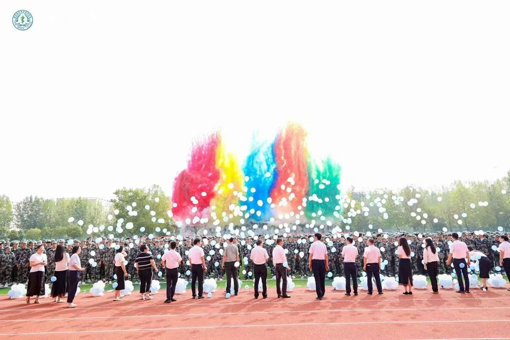 西安醫學高等專科學校舉行2025級新生開學典禮暨軍訓匯演