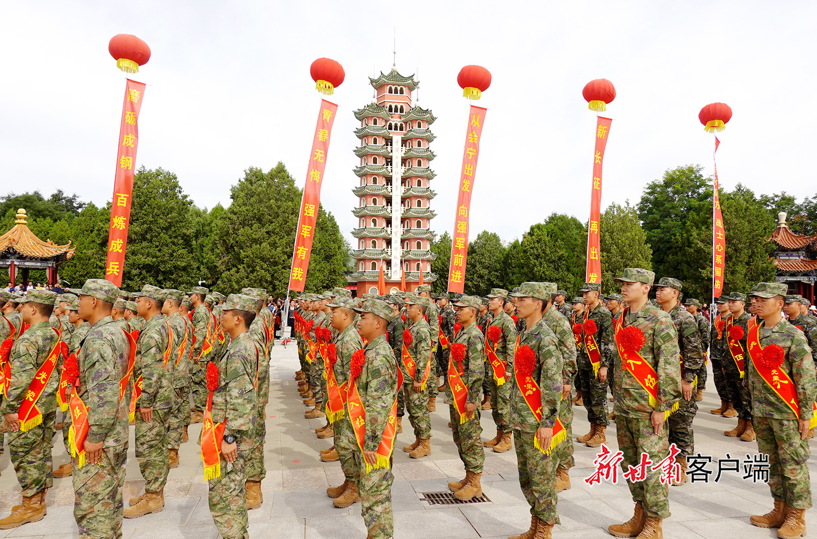 甘肃白银新兵踏上保家卫国新征程