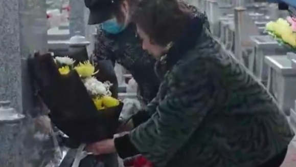 垂垂老去的日本遗孤回到中国探亲，养父母墓前激动落泪