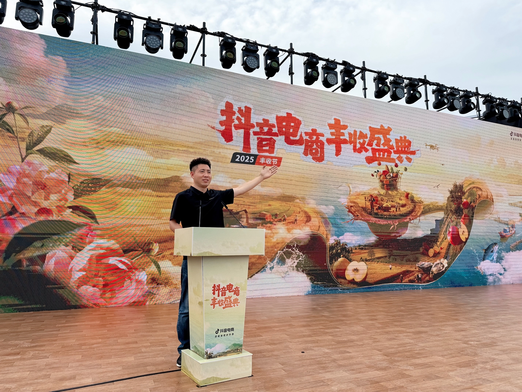 青岛乡里乡亲|左青竹:以网为桥 做乡村振兴路上的“农产品带货领路人”