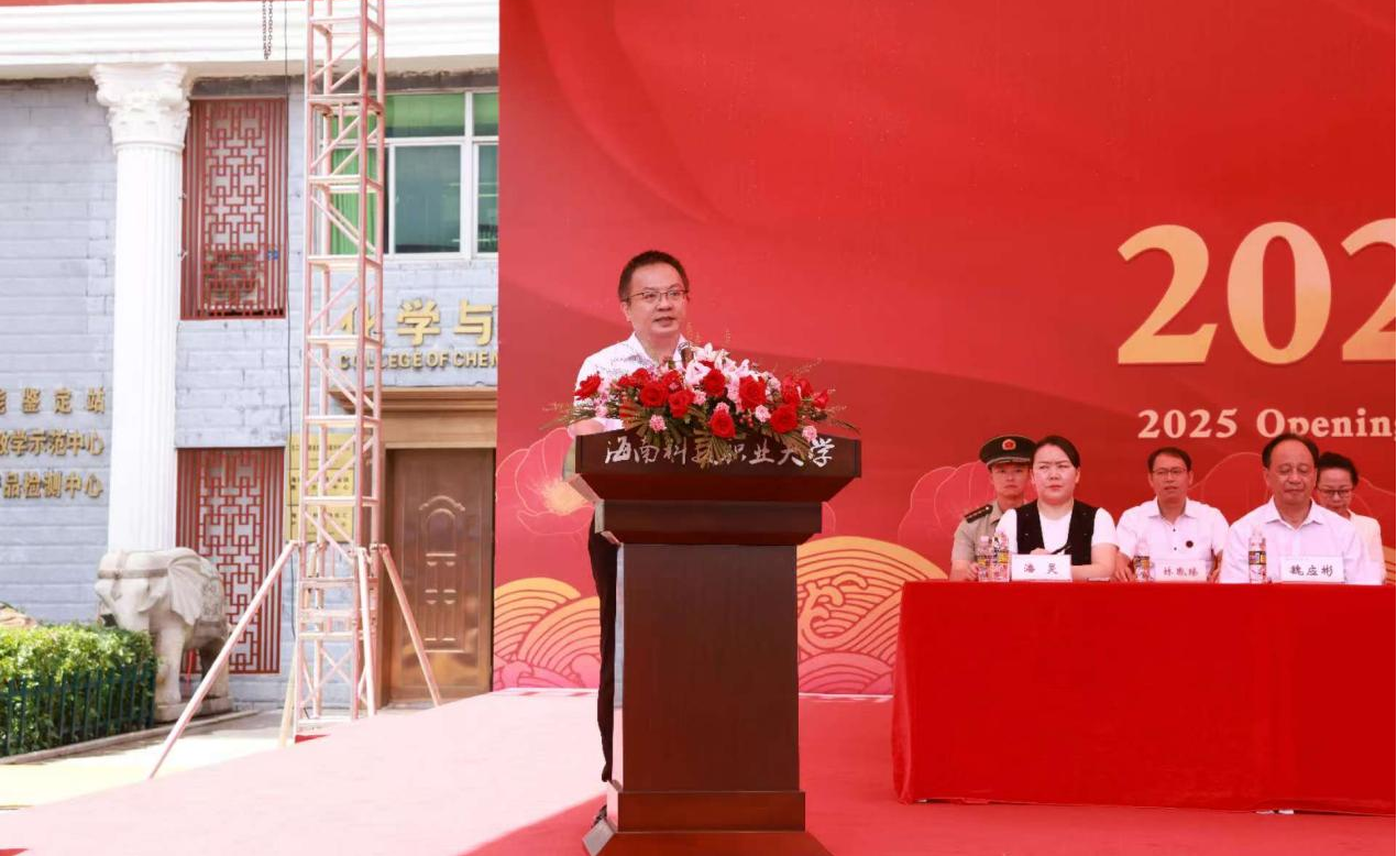 杨海书记对新生们在军训中的出色表现给予肯定。