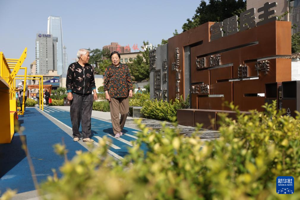 市民在兰州市城关区盘旋路口一处公园的健身步道上行走（9月16日摄）新华社记者　陈斌　摄