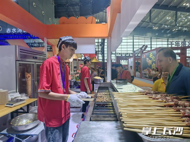 新疆馆不但有民族舞表演,还现场制作抓饭、烤羊肉。