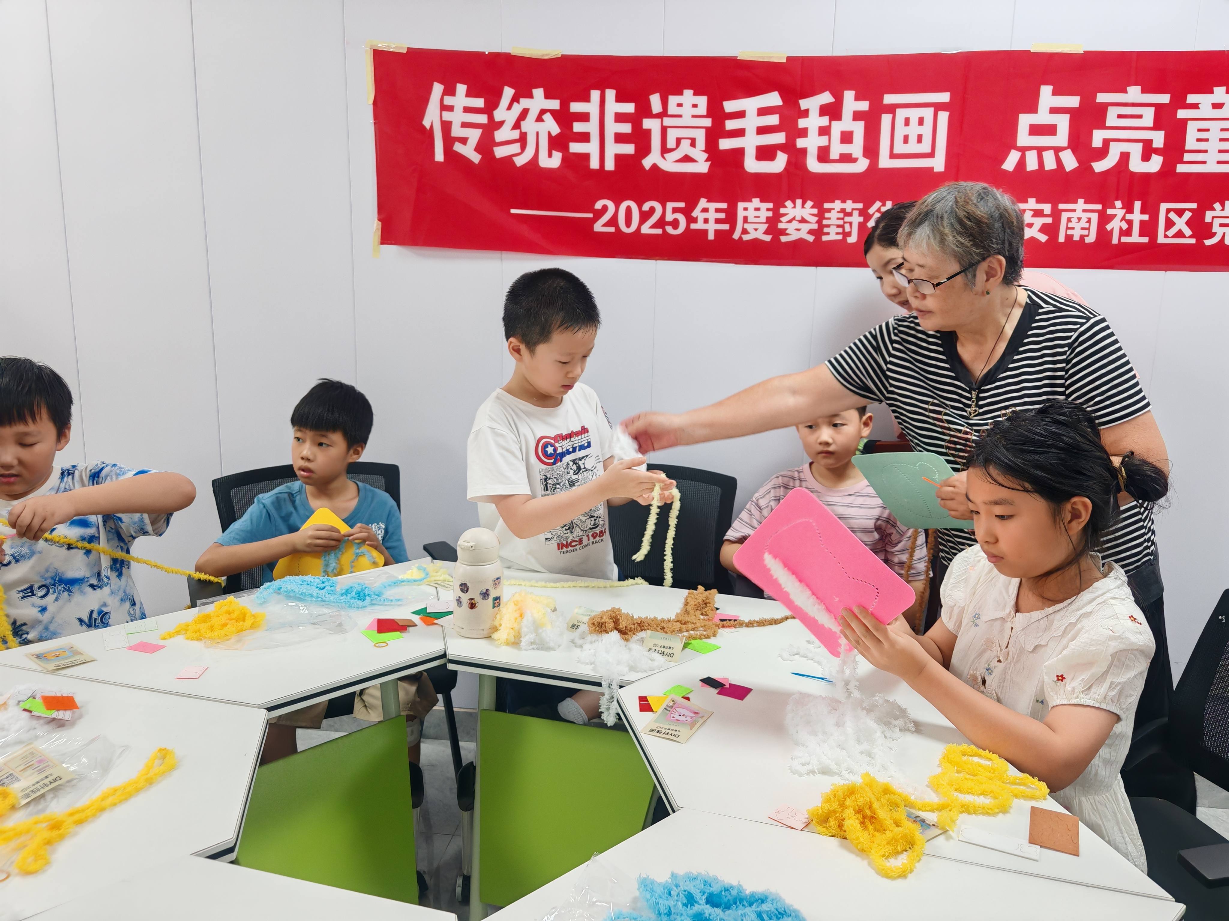 2.开展传统非遗毛毡画8月21日在苏安南社区活动室(1).jpg