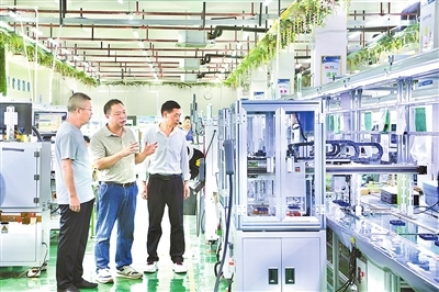 宁都县企业特派员在江西领丰电子有限公司，现场协调解决企业发展难题。该县创新选派226名优秀干部作为特派员，“一对一”服务重点企业，持续优化营商环境，为县域经济高质量发展注入新动能。