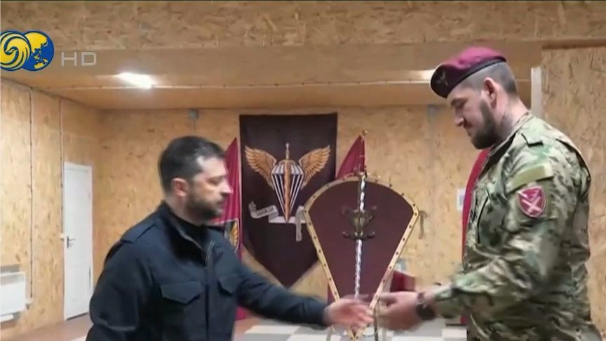 泽连斯基视察前线反攻部队：干得很好，已夺回近170平方公里领土