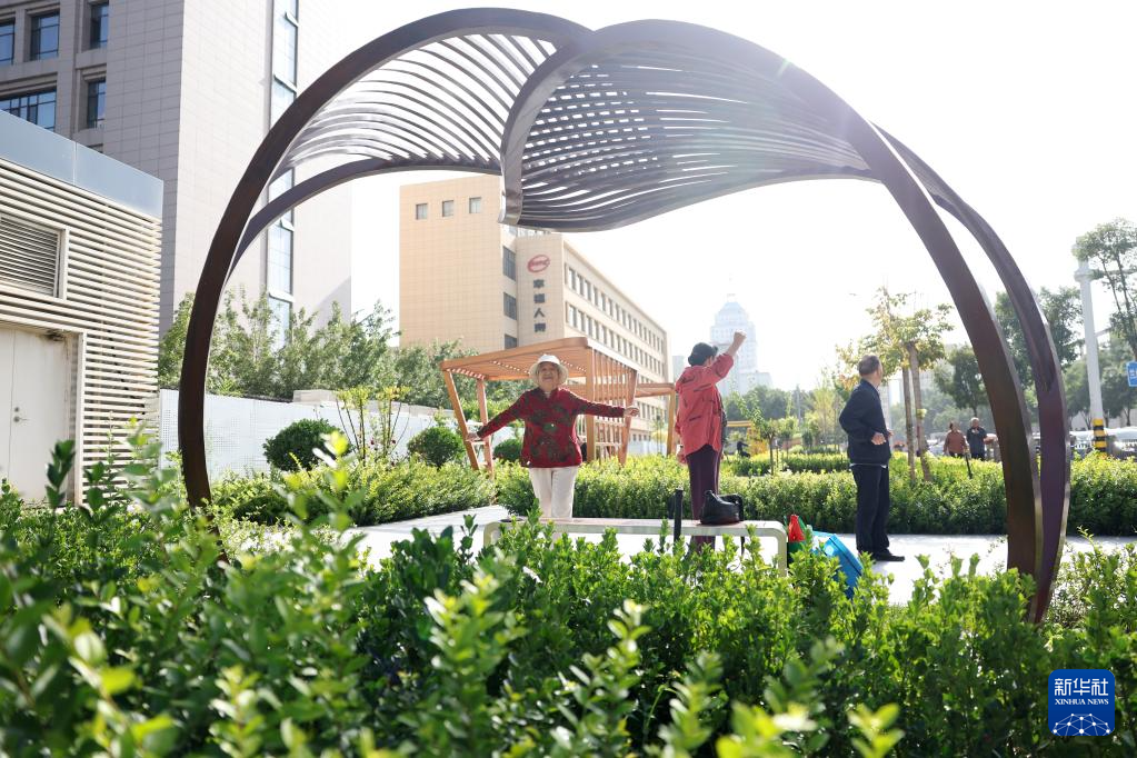 市民在兰州市城关区盘旋路口的一处公园内锻炼身体（9月16日摄）新华社记者 陈斌　摄