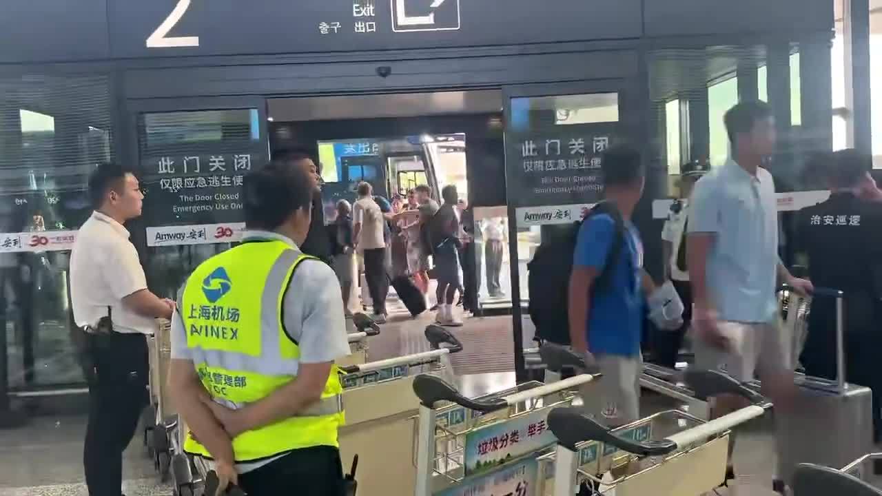 近6场仅取1胜，申花主帅斯卢茨基疑似在机场与球迷发生口角