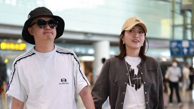 包贝尔夫妇机场黏成“连体婴”！十指紧扣大步走，这波恩爱秀得狠狠幸福