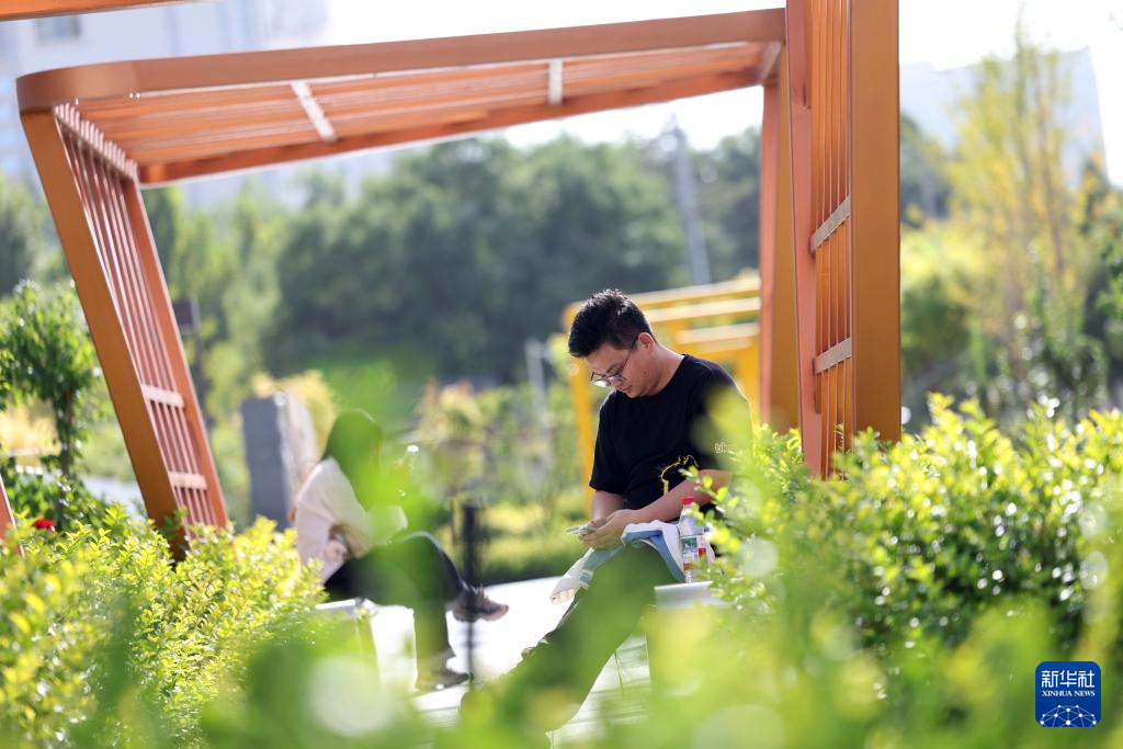 市民在兰州市城关区盘旋路口的一处公园内休闲（9月16日摄）新华社记者　陈斌　摄